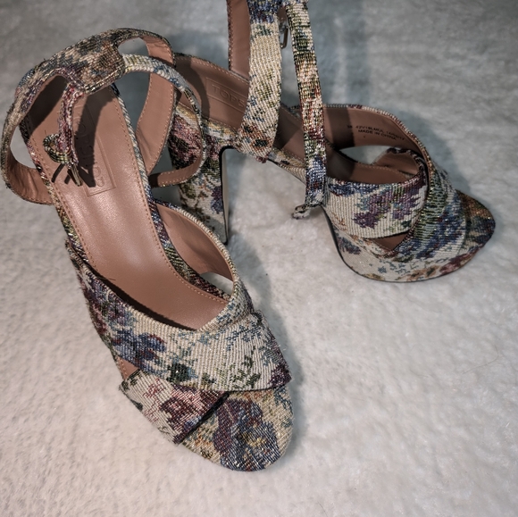 Tapestry Floral Heels - Picture 4 of 6